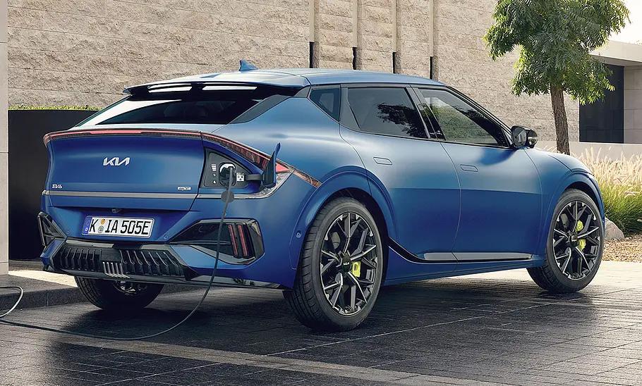 Kia EV6 GT Facelift (2024) Das Kia EV6 GT Facelift (2024) während des Ladevorgangs, von hinten rechts fotografiert.