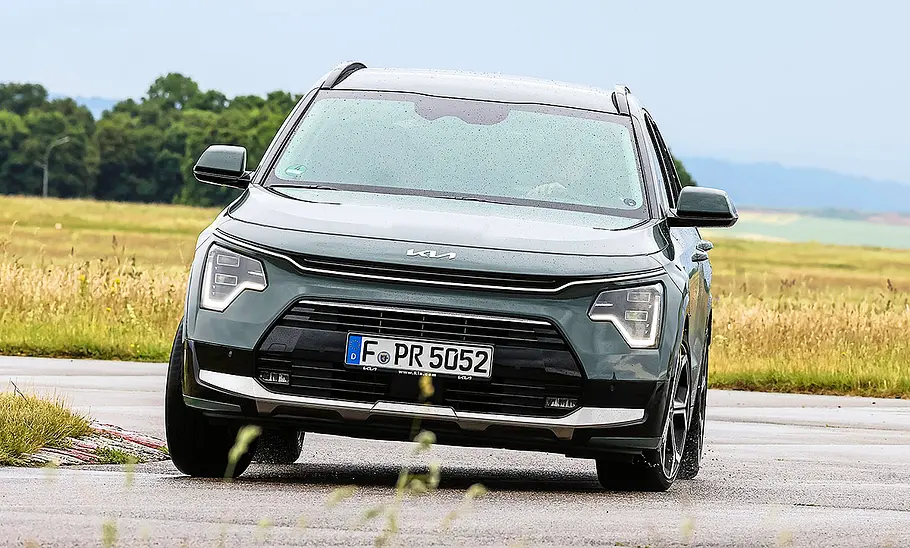 Kia Niro Blick von vorne auf den fahrenden Kia Niro.