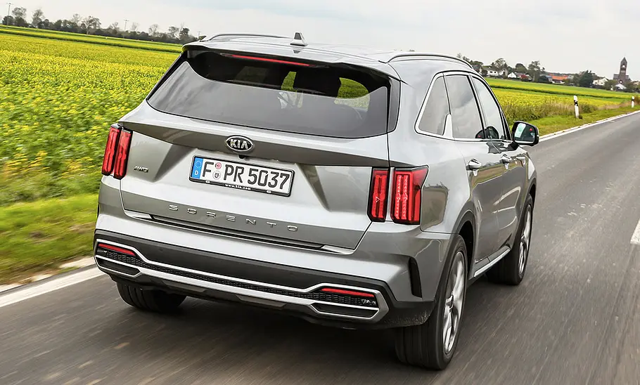 Kia Sorento (2020) Der Kia Sorento (2020) fährt eine Straße entlang, von hinten rechts fotografiert.