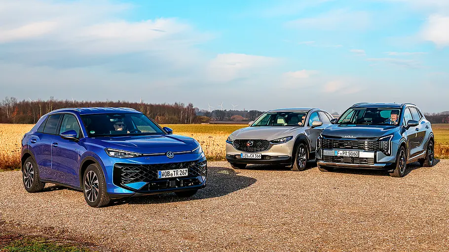 VW T-Roc/Mazda CX-30/Kia Sportage Blick von schräg vorne auf die drei SUV VW T-Roc, Mazda CX-30 und Kia Sportage.