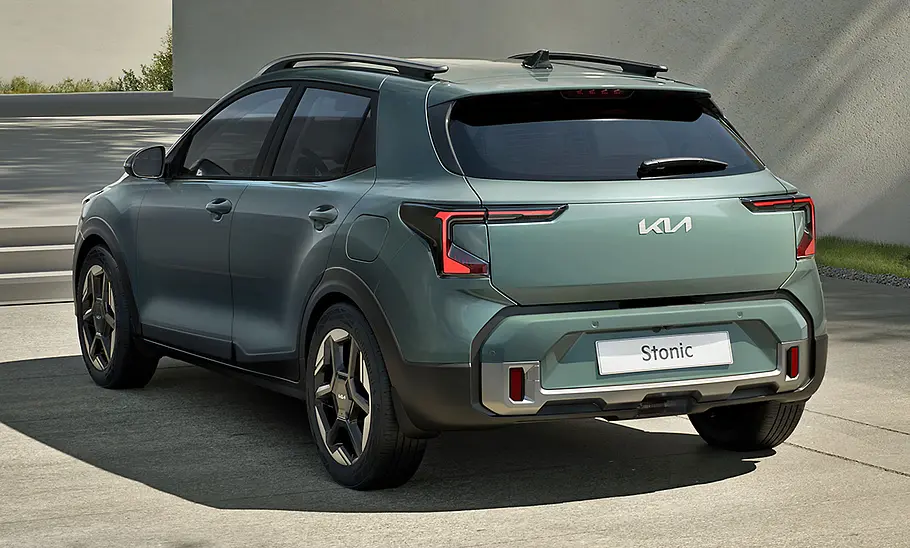 Kia Stonic Facelift (2026) Das Kia Stonic Facelift (2026) steht auf einem Betonplatz, Ansicht von hinten.