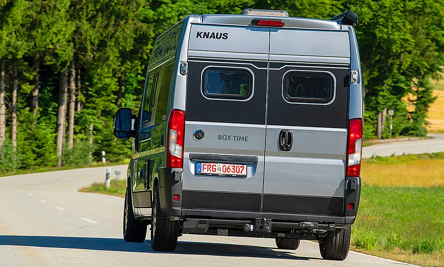 Die Außenaufnahme zeigt den Knaus Boxtime 540 (2025) fahrend von schräg hinten links.