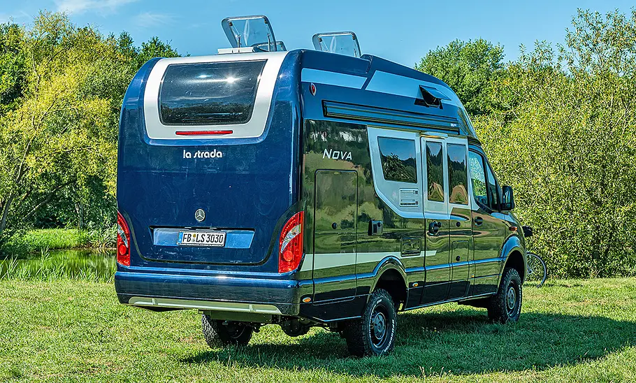 La Strada Nova M (2020) mit geöffneten Dachluken auf einer Wiese parkend, Ansicht von hinten rechts.
