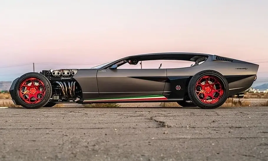 Lamborghini Espada von Danton Arts Kustoms auf einer Straße, fotografiert von der Seite.
