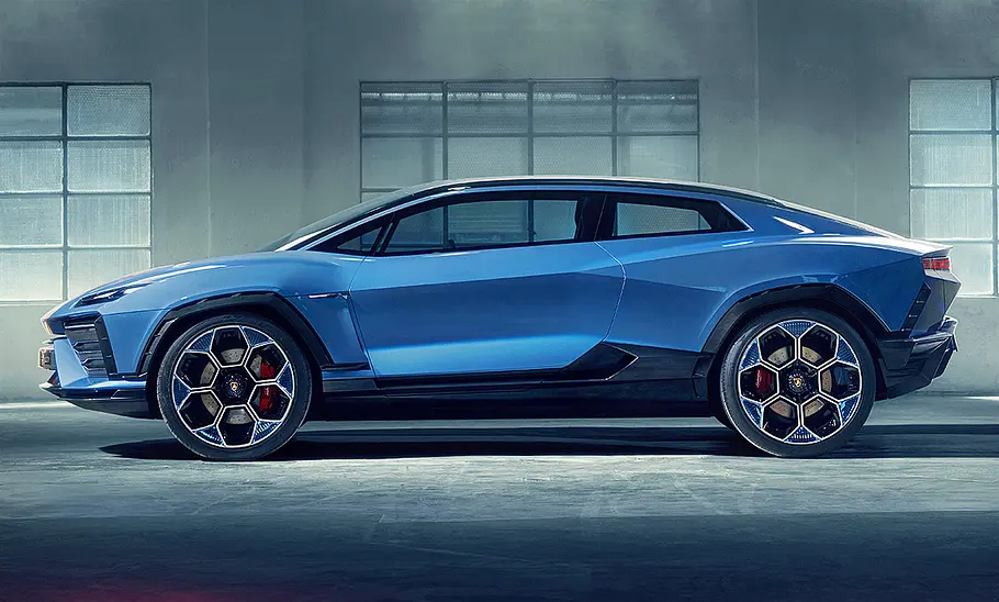 Lamborghini Lanzador (2023) Der Lamborghini Lanzador (2023) steht in einer leeren Fabrikhalle, von links fotografiert.