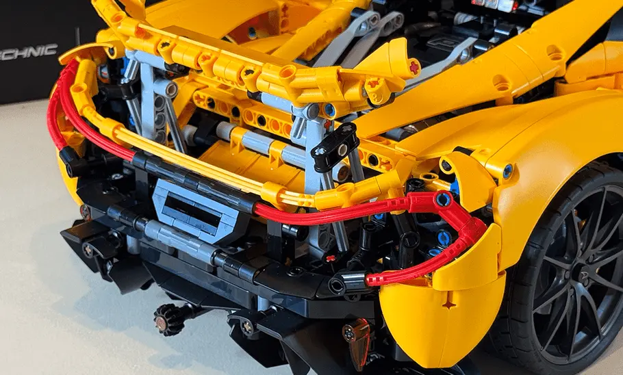 Das Bild zeigt das Heck des Lego Technic McLaren P1 von schräg oben rechts im Detail.