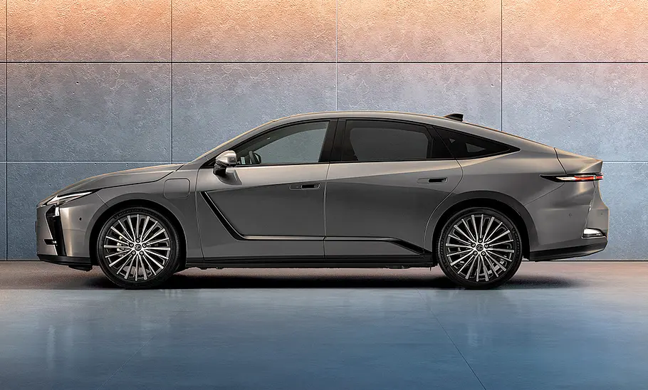 Lexus ES (2026) Der Lexus ES (2026) steht in Studioumgebung, von links fotografiert.