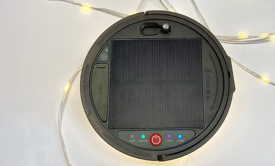 Unterseite der Outdoor-Leuchte mit Solarzellen und Schaltern, fotografiert von oben.