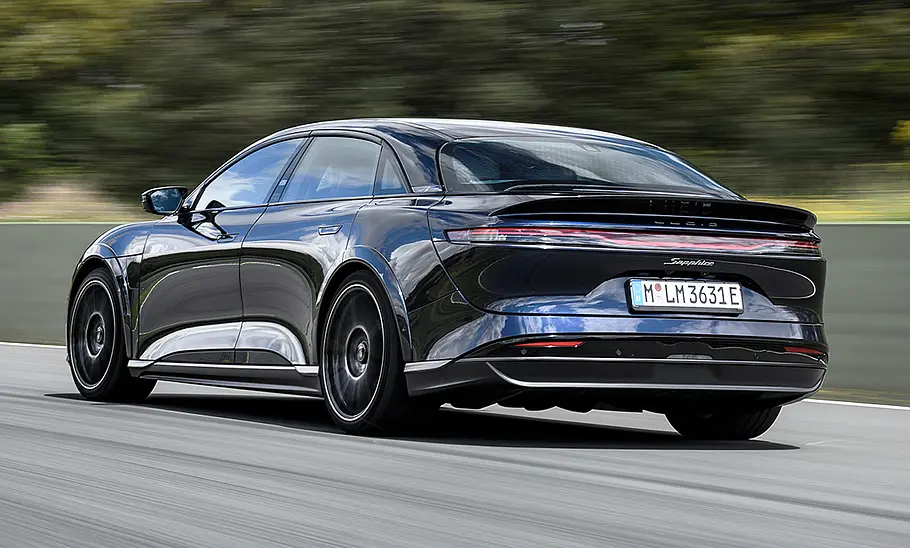 Lucid Air Sapphire (2025) Der Lucid Air Sapphire (2025) fährt auf dem Circuito Ascari durch eine Linkskurve, von hinten links fotografiert.