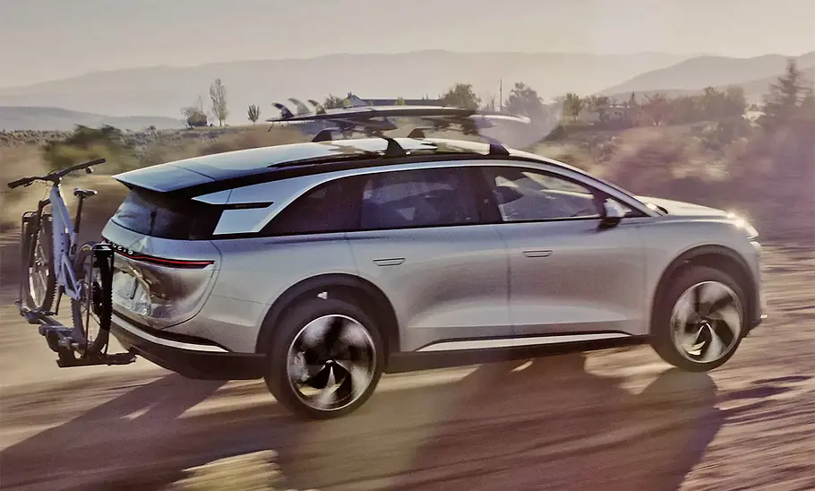 Lucid Gravity (2025) Der Lucid Gravity (2025) mit Fahrradträger auf der Anhängerkupplung fahrend von schräg hinten fotografiert.