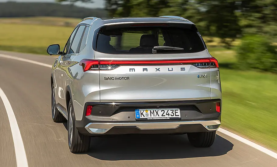 Maxus Euniq 6 (2024) fahrend, Ansicht von hinten
