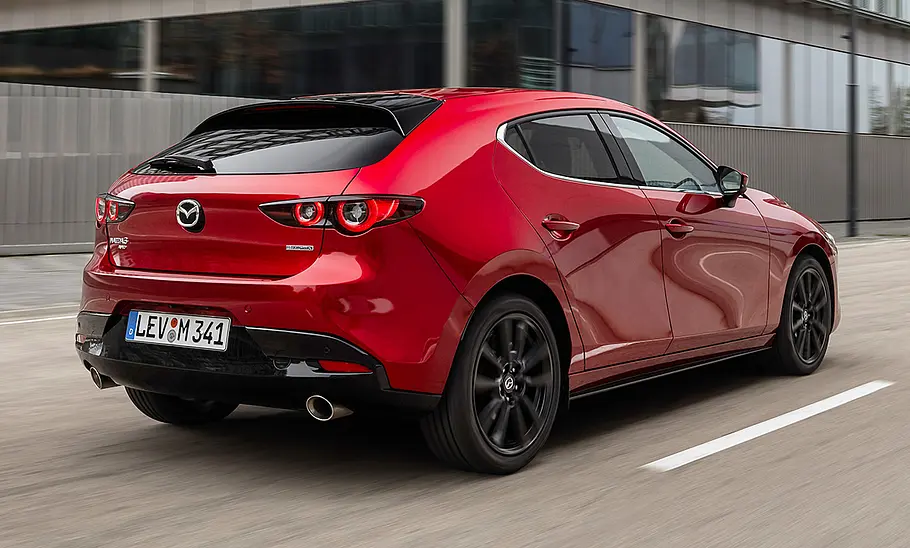 Mazda3 (2019) Der Mazda3 (2019) fährt auf einer Straße geradeaus, von hinten rechts fotografiert