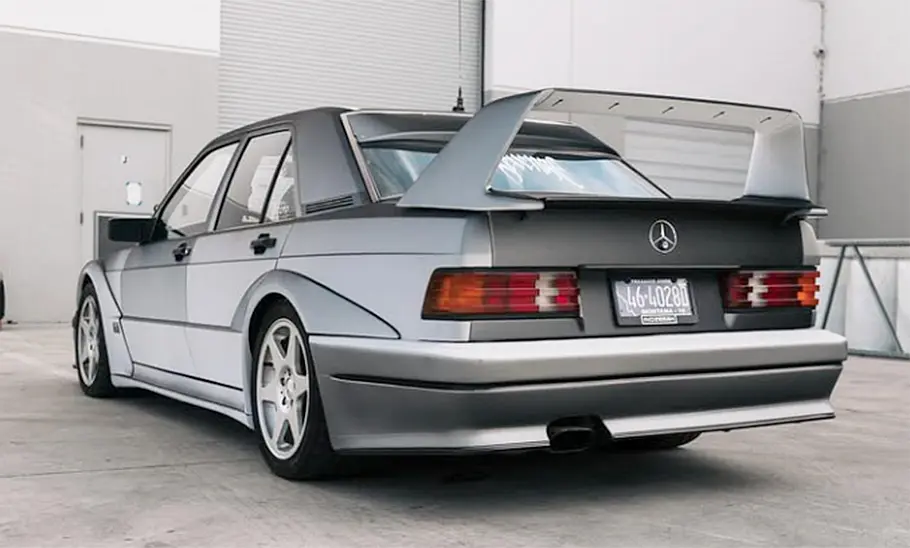 Der Mercedes 190 Evo II von Inozetek steht in einem Hof, von hinten links fotografiert.