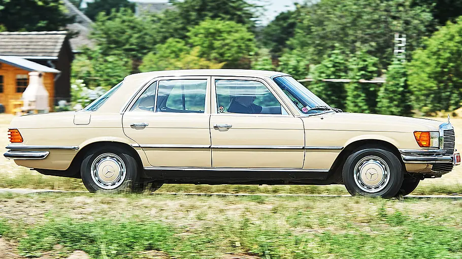 Der Mercedes 350 SE fahrend seitlich