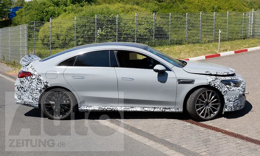 Der Mercedes-AMG CLA EQ (2026) biegt als Erlkönig in eine Einfahrt ein, von rechts fotografiert.