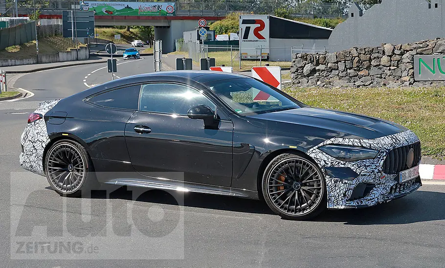 Mercedes-AMG CLE 63 S Coupé (2024); Erlkönig; fahrend von vorne rechts