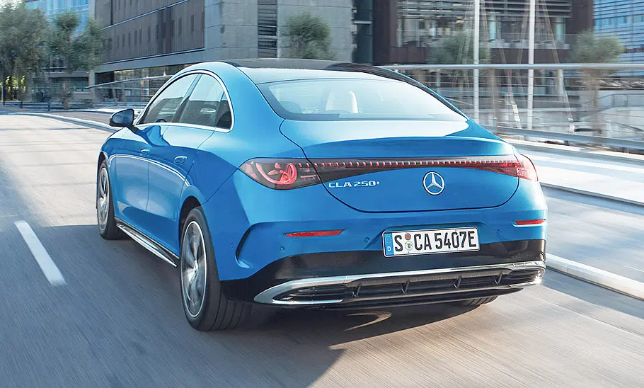 Der Mercedes CLA EQ (2025) fährt durch Kopenhagen, von hinten links fotografiert.