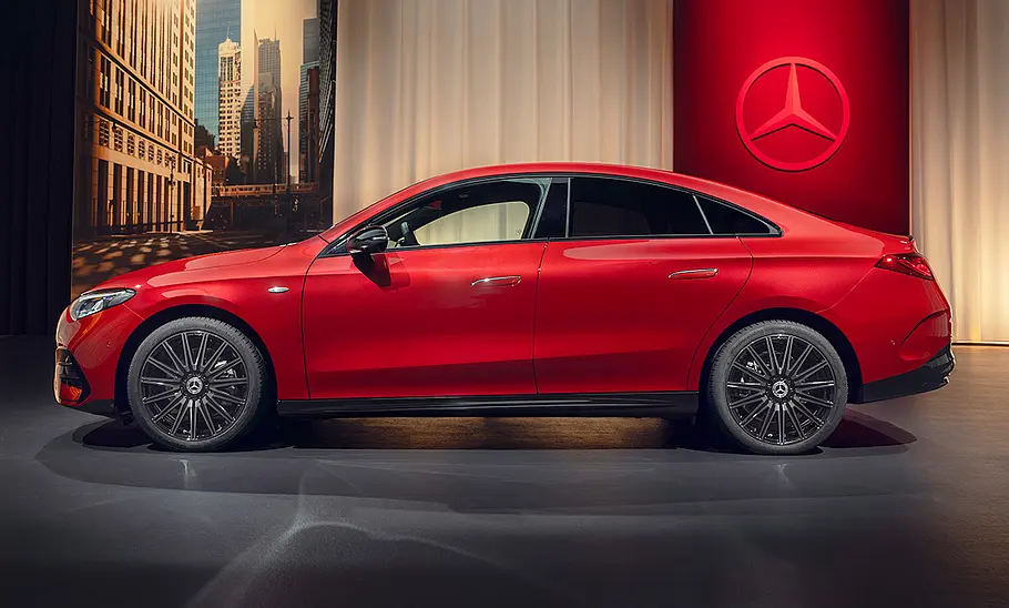 Mercedes CLA EQ (2025) Der Mercedes CLA EQ (2025) steht in Studioumgebung, von links fotografiert.