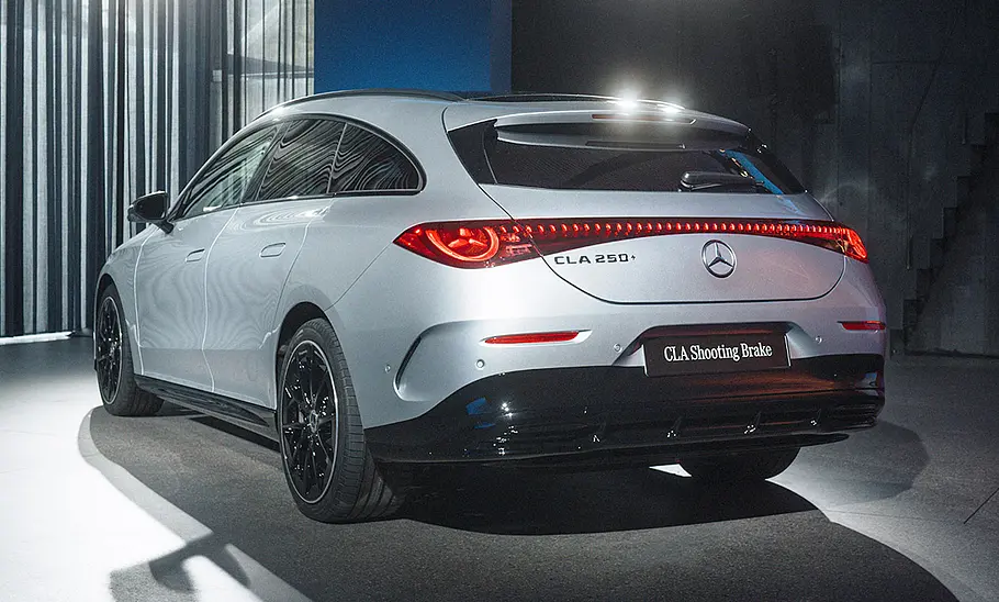 Mercedes CLA Shooting Brake EQ (2025) Der Mercedes CLA Shooting Brake EQ (2025) steht in Studioumgebung, von hinten links fotografiert.
