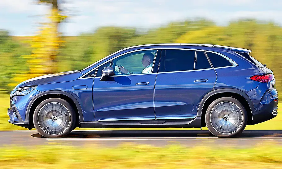 Mercedes EQE SUV Blick von der Seite auf den fahrenden Mercedes EQE SUV.