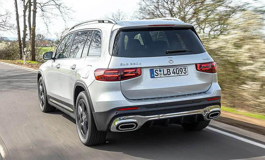 Mercedes GLB Der Mercedes GLB fährt auf einer Landstraße, von hinten fotografiert.