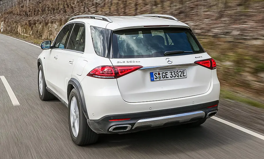 Mercedes GLE (2018) Der Mercedes GLE (2018) fahrend von hinten fotografiert.