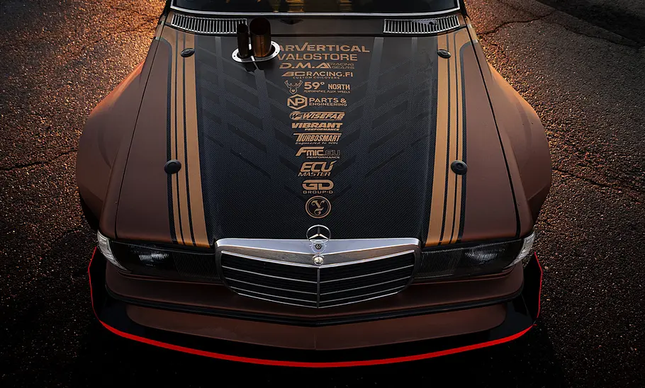 Motorhaube des getunten Mercedes S123 mit Auspuffenden, fotografiert von oben.