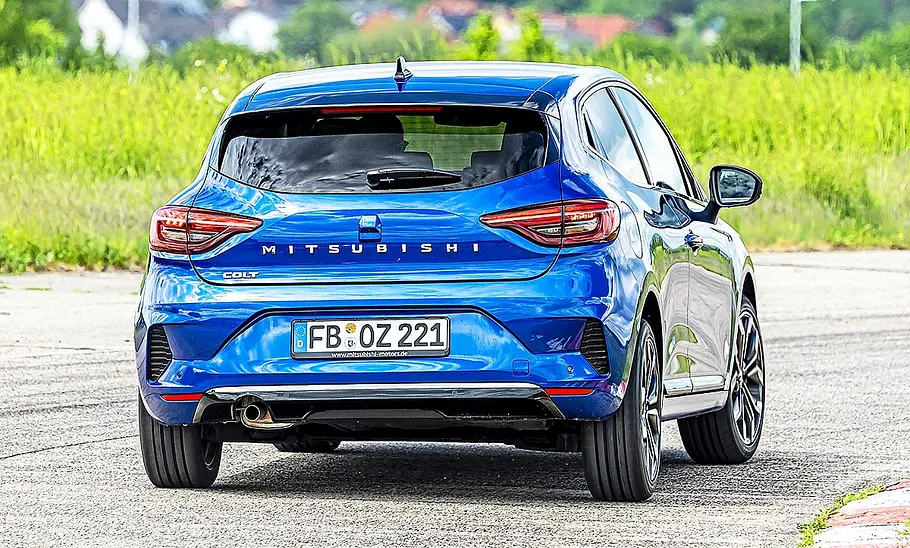 Blick von hinten auf den fahrenden Mitsubishi Colt.