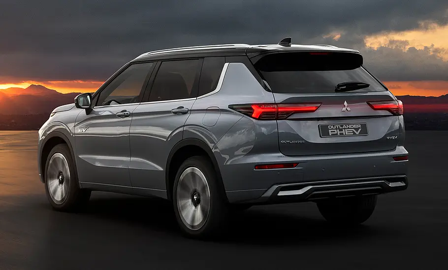 Der Mitsubishi Outlander (2025) fahrend von hinten.