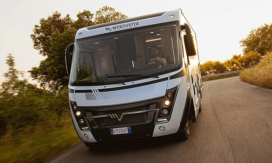 Mobilvetta Kea I86 (2025) Das Bild zeigt den Mobilvetta Kea I86 (2025) fahrend von schräg vorne links fotografiert.
