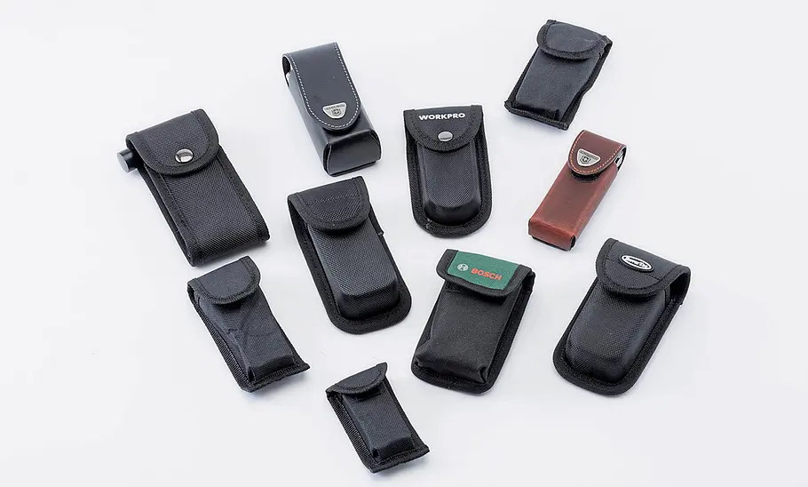 Zehn Multitools im Etui, fotografiert von oben.