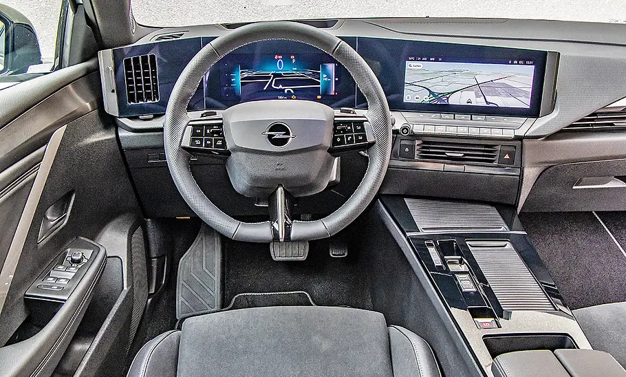 Blick auf das Cockpit im Innenraum des Opel Astra Sports Tourer.