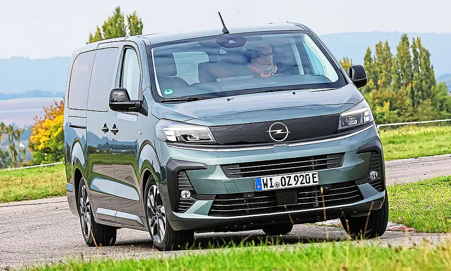 Blick von schräg vorne auf den fahrenden Elektro-Van Opel Zafira Electric.