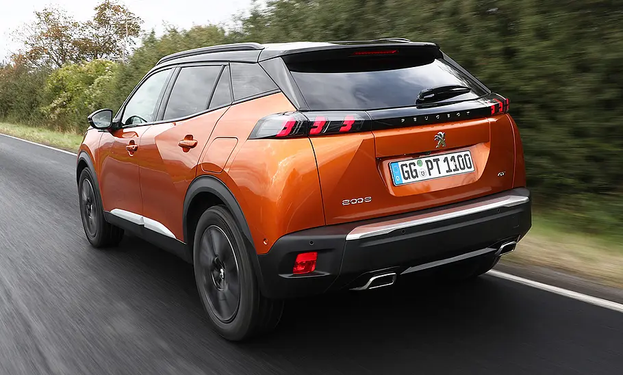 Peugeot 2008 (2019) Der Peugeot 2008 (2019) fährt eine Straße entlang, von hinten links fotografiert.