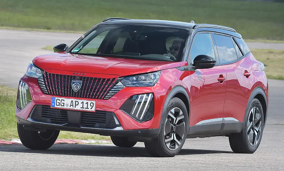 Peugeot 2008; fahrend von vorne rechts