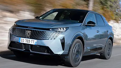 Peugeot E-3008; fahrend von vorne rechts - Foto: Peugeot