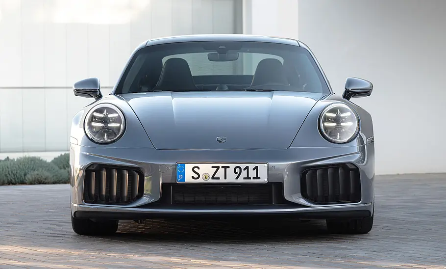 Blick von vorne auf das Porsche 911 Turbo S Facelift (2025).