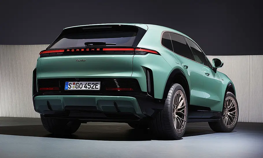 Der Porsche Cayenne Turbo Electric steht in Studioumgebung, von hinten fotografiert.
