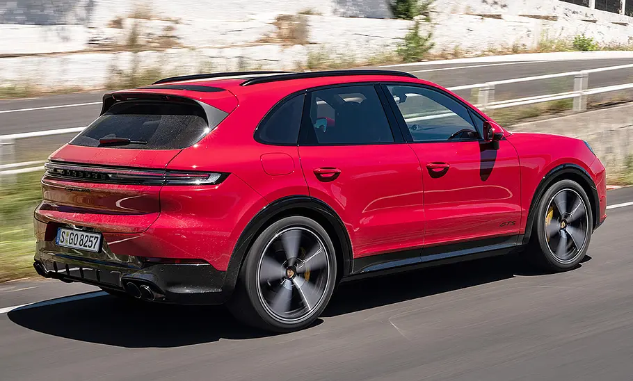 Porsche Cayenne GTS Facelift (2024); fahrend von der rechten Seite