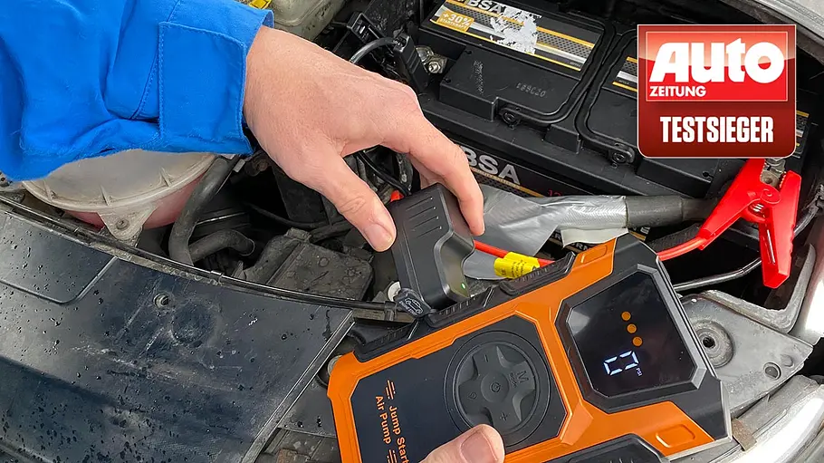 Die Featoo-Starthilfe-Powerbank im Test Die Featoo-Starthilfe-Powerbank in der Hand eines Testers.