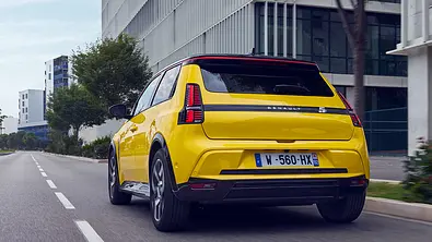 Renault 5 E-Tech (2024): Heckansicht dynamisch - Foto: Renault