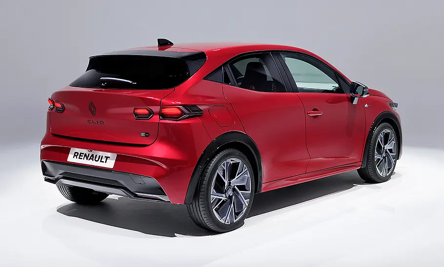 Der Renault Clio (2025) vor weißem Hintergrund, Ansicht von hinten rechts.