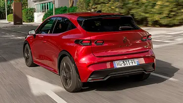 Der Renault Clio fährt durch eine Stadt, von hinten links fotografiert. - Foto: Renault