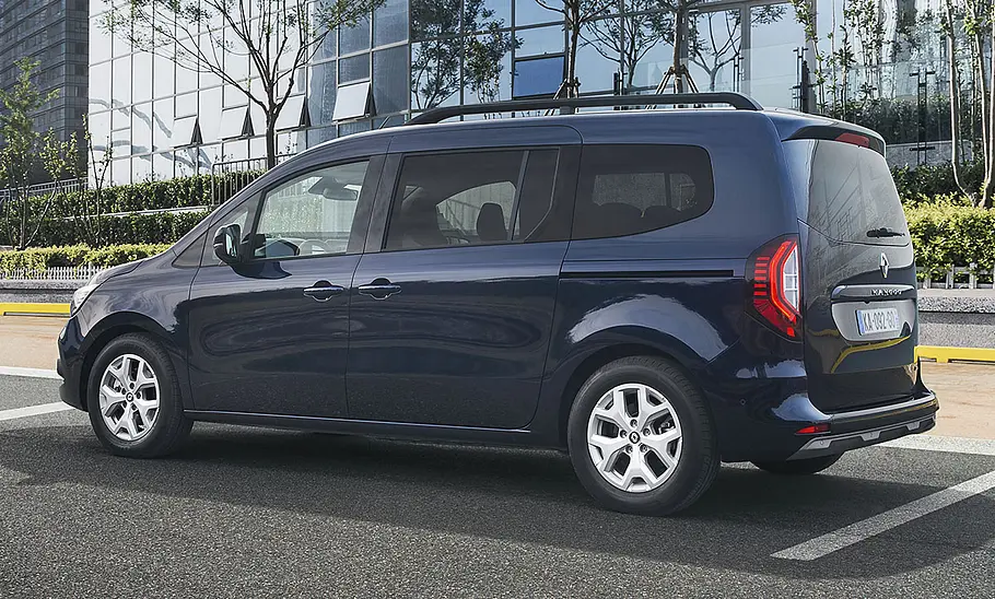Renault Grand Kangoo steht auf einem Parkplatz am Straßenrand in der Stadt, Ansicht von links.