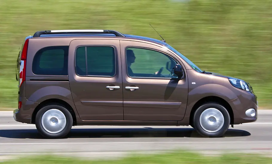 Der Renault Kangoo (2013) fährt geradeaus, von rechts fotografiert.