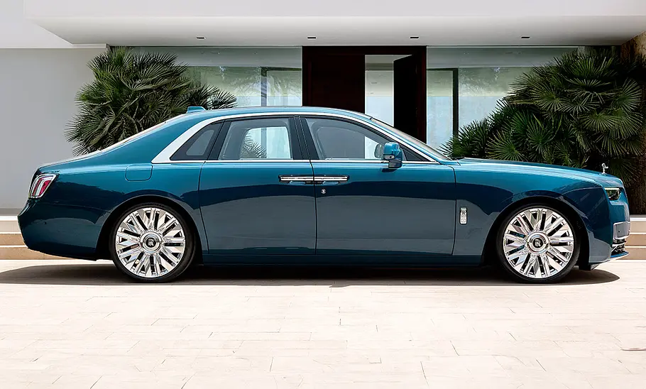 Rolls-Royce Ghost Facelift (2025) Das Rolls-Royce Ghost Facelift (2025) steht vor einer Villa, von rechts fotografiert.