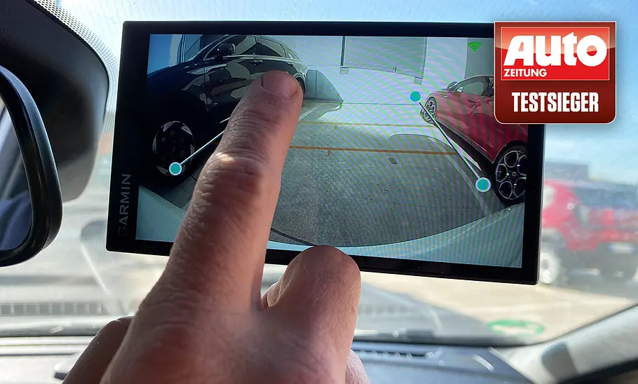 Ein Finger streift über den Bildschirm des Garmin Drivesmart 66, um die Leitlinien zu konfigurieren.