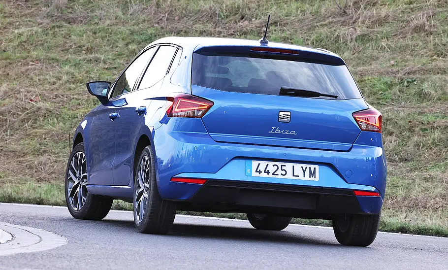 Der Seat Ibiza (2021) fährt durch eine Linkskurve, von hinten fotografiert.
