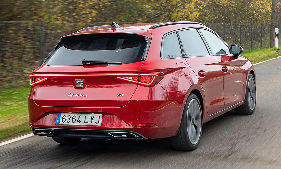 Seat Leon Sportstourer (2020) Der Seat Leon Sportstourer (2020) fährt auf einer Straße, von hinten rechts fotografiert.