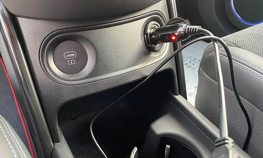Das Detailfoto zeigt den Stecker der Systafex-Sitzheizung am 12-V-Zigarettenanzünder.